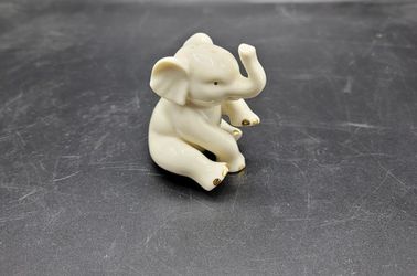 LENOX IVORY MINIATURES SITTING ELEPHANT, Porcelain, 3", 22K Trim