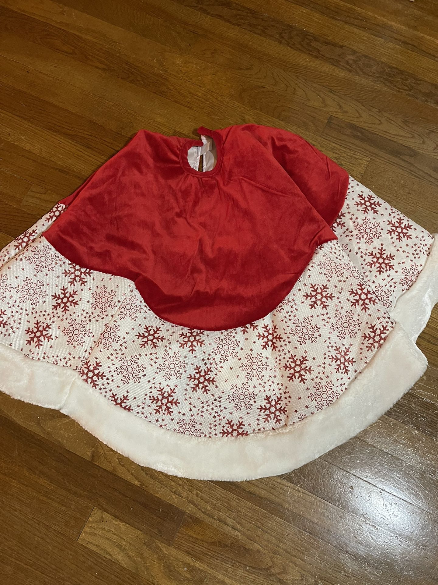 Gorgeous Red & White Snowflake Holiday Full Size Tree Skirt