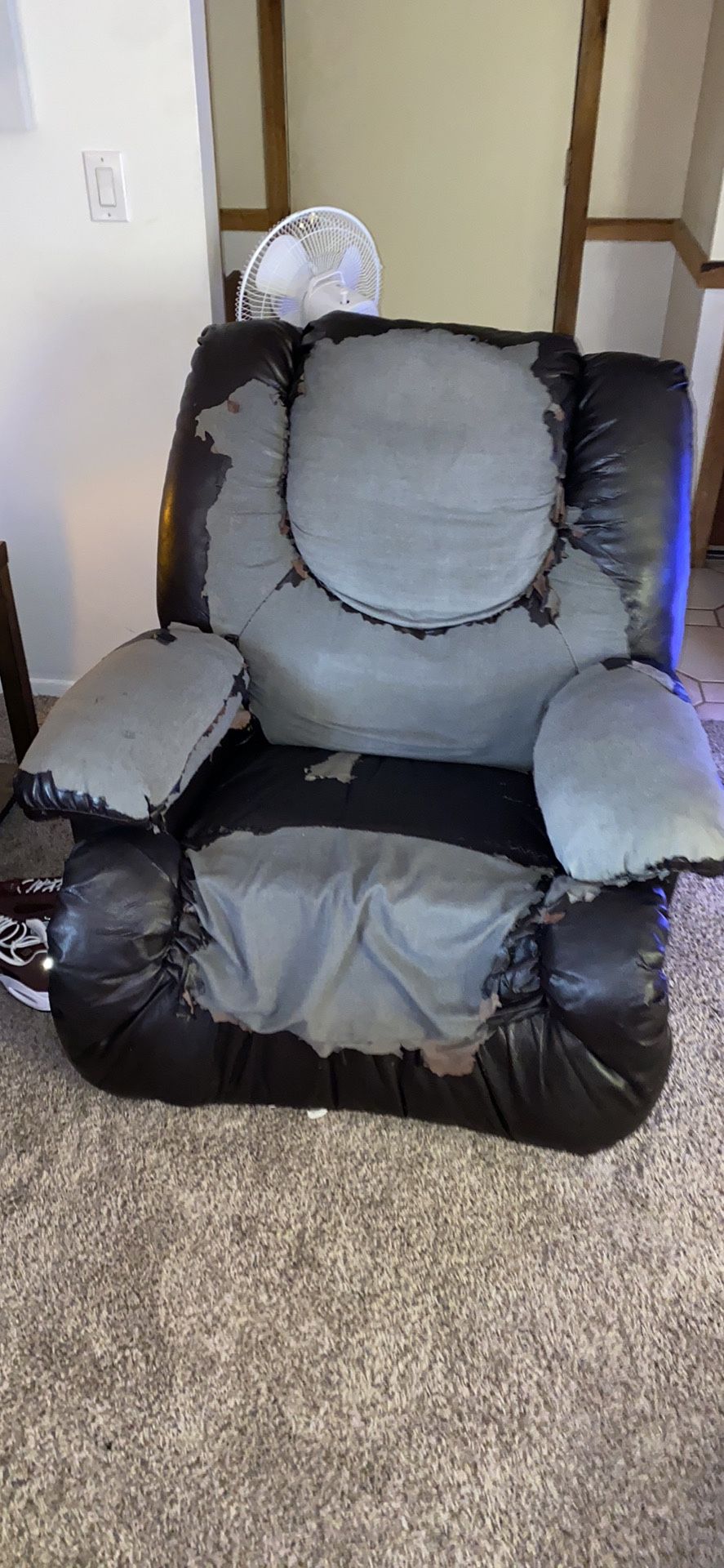 Ugly Recliner for Sale in North Ridgeville, OH OfferUp