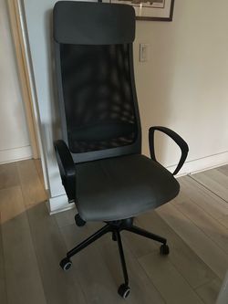 Black Mesh High-Back Office Chair with Armrests