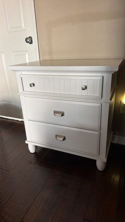 White Wood 3-Drawer Nightstand