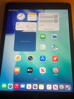 Apple 🍎 iPad Pro 2nd Gen 12.9” w- Case -Pen - Charger