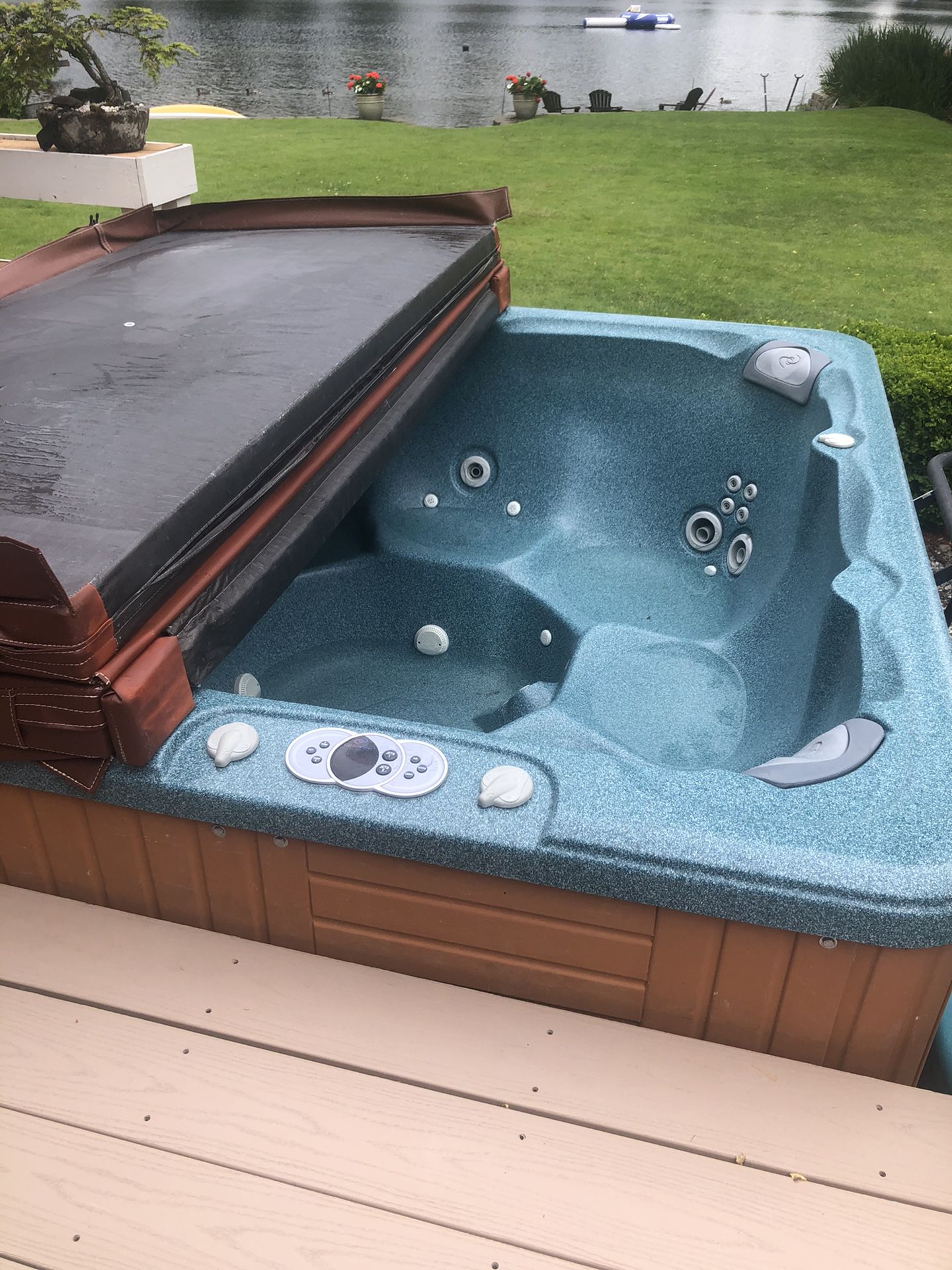 Caldera Hot tub, Hawaiian model, 7’by7’by3’ & 6 person and 2 year old cover comes with.