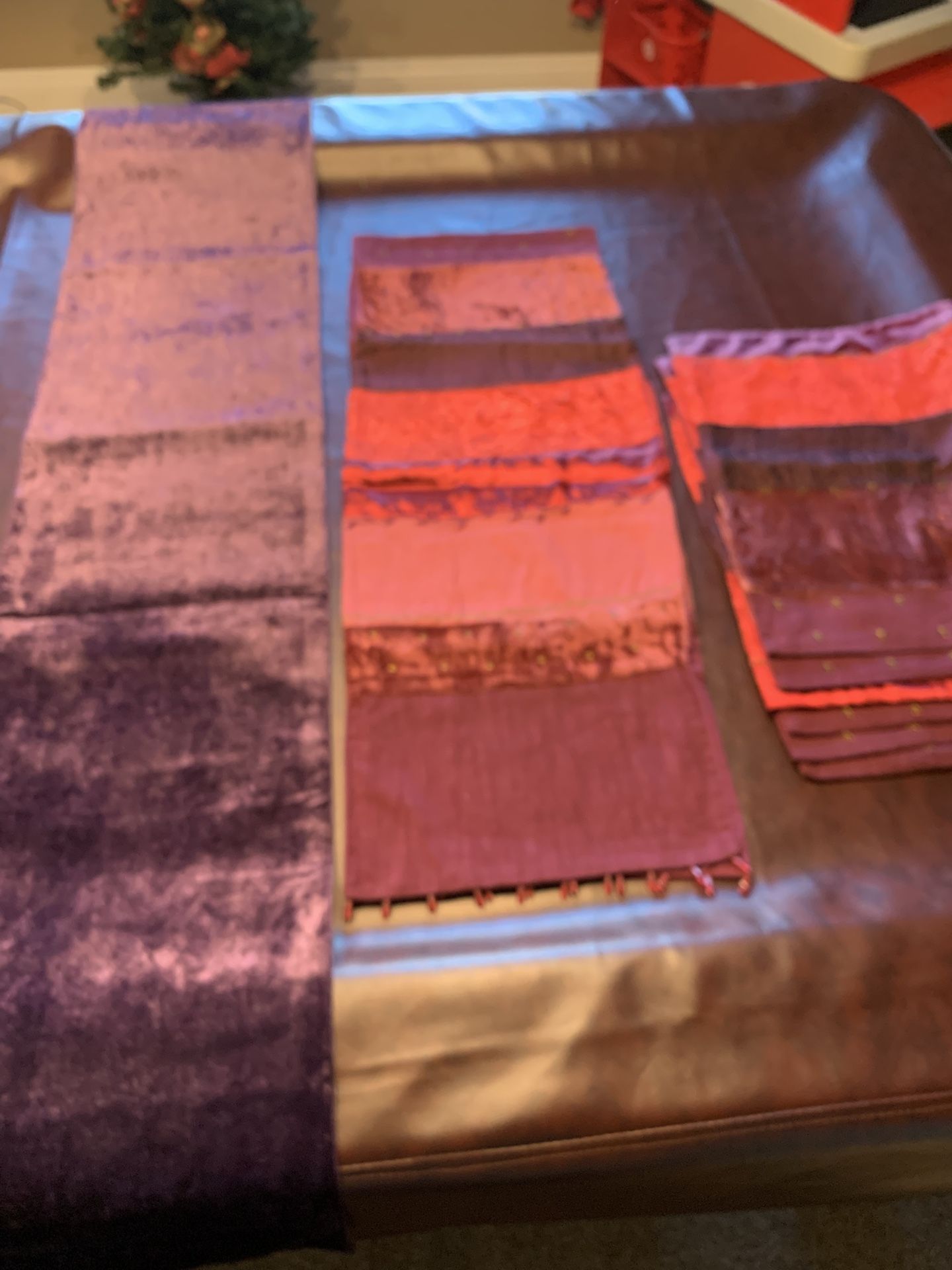 2 Table Runners and 6 Placements 