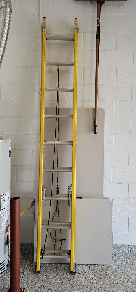 18' Fiberglass Ladder