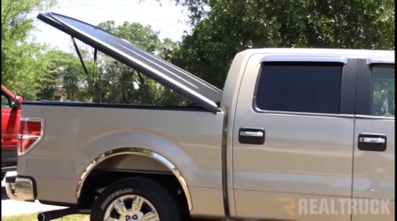 ($1200 Retail) RealTruck UnderCover SE One-Piece Truck Bed Tonneau Cover 2015-2020 Ford F-150 5’ 7”