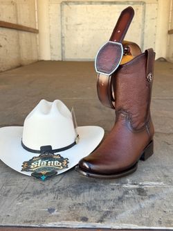 Bota con sombrero y cinto