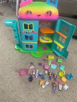 Gabby dollhouse and toys 25$