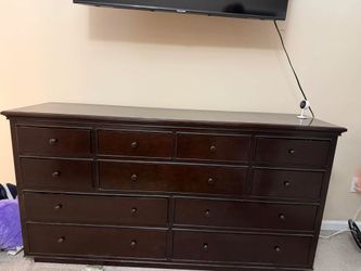 11 drawer dresser in great condition