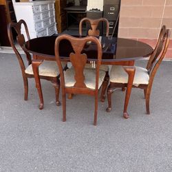 🌹🌹BEAUTIFUL VINTAGE DINNER TABLE FRENCH PROVINCIAL  WITH 4 CHAIRS AND EXTENSION 🌹