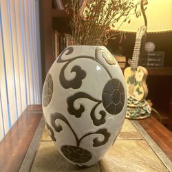 Rare vintage Chinese Sgraffito Black and White Floral Crackle Vase