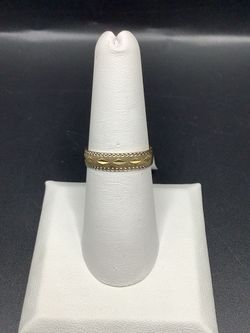 14KT Gold Band Ring with Engraved Pattern and Diamond Cut Edges 1.4gs (Size 7 1/2)