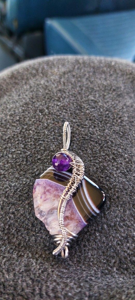 Beautiful Purple And Black Agate Stone Wired Stainless Steel Pendant
