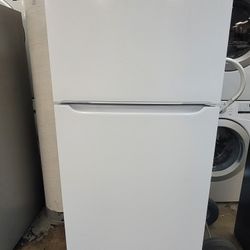 Like New 2022 Frigidaire 18cu Ft Apartment Size Top Freezer Refrigerator 