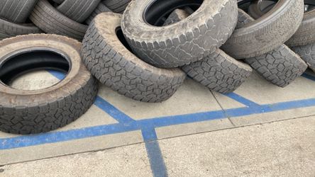 35×1250 R 18th LT Ford tires in great condition they have about 50 to 60%