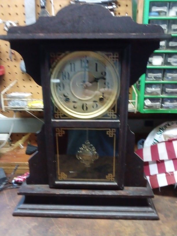 Vintage Wind Up Pendulem Clock
