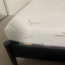🛏️ Queen-Size Mattress – $70 – Studio City  