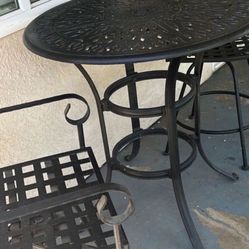Bar And 2 Stools 