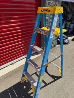 5Ft Werner Fiberglass Ladder —250 Lb Capacity