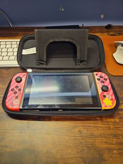 Nintendo Switch + 2 Controllers