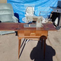 Singer Sewing Machine 