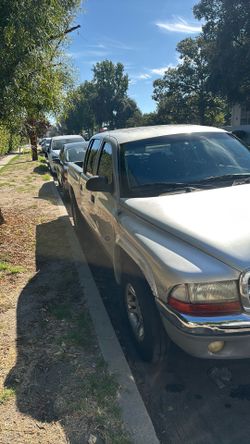 Dodge Dakota  SLT  2004 four  doors.