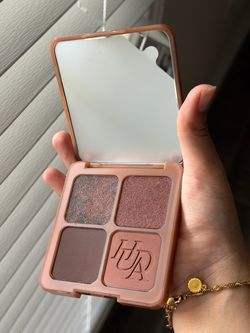 Brand new ultra rich Huda beauty bronzer& eyeshadow