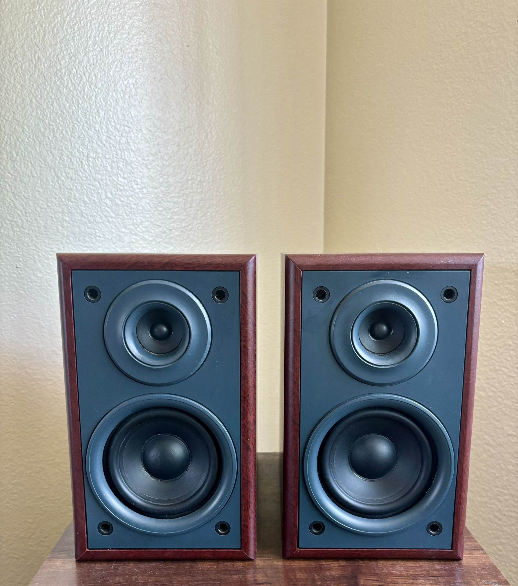 a pair of separate speaker units that accept as much as 25 watts of output power from the main unit. Having the speakers separate from the device offe