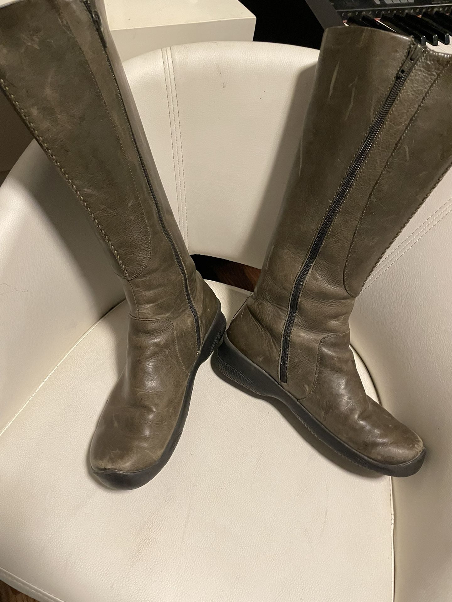 Keen Distressed Leather Woman Boots Size 9.5