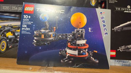 LEGO Technic Planet Earth and Moon in Orbit