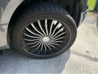Se venden 4 rines de 24 pulgadas con diseño negro y plateado, en buen estado estético. Incluyen llantas
