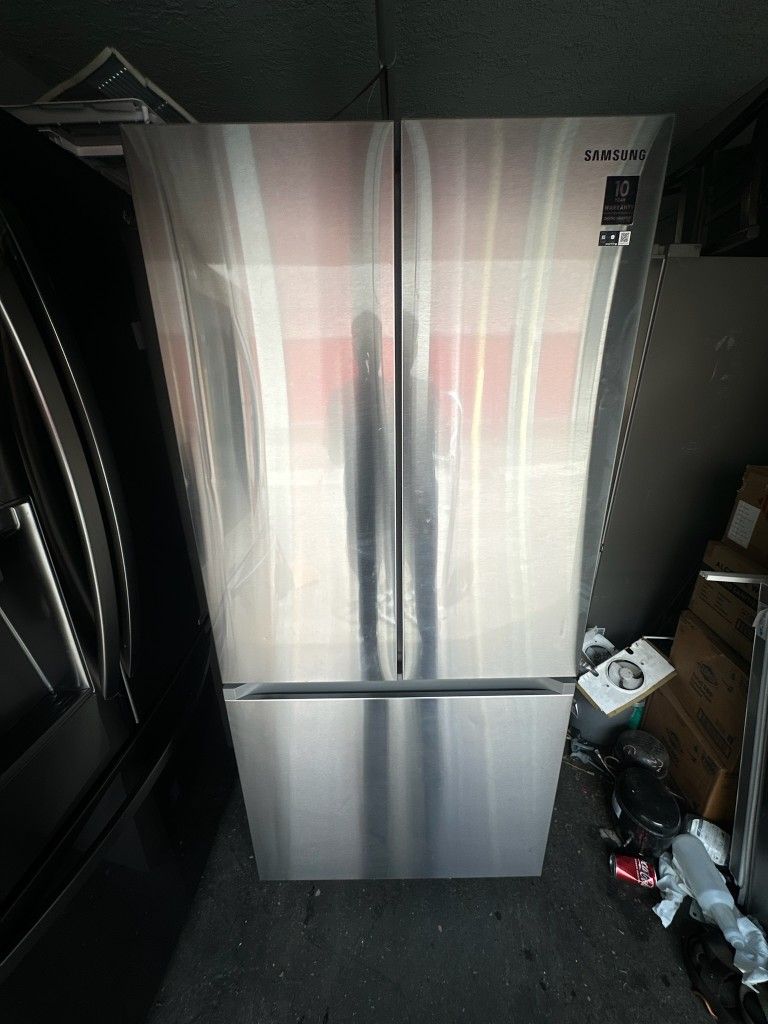 SAMSUNG 33" STAINLESS STEEL COUNTER DEPTH FRENCH DOOR REFRIGERATOR WITH ICE MAKER 