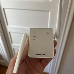 NEW Netgear Wifi range Extender EX6120, covers 1500 sq ft, 1200 Mbps