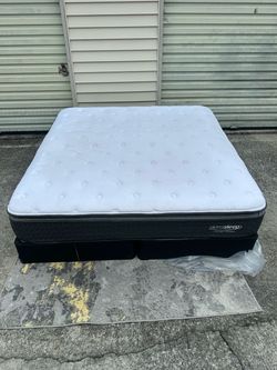 King Pillowtop mattress & Boxsprings (Delivery available!)