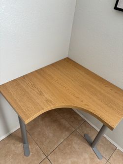 Corner table