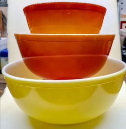 Pyrex Nesting Mixing Bowls Set of 3