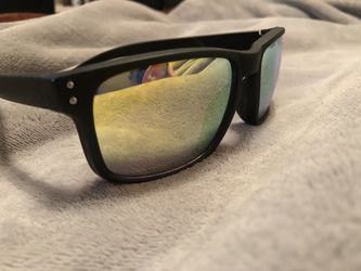 Mirrored lens sunglasses