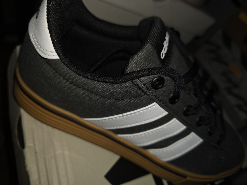 adidas Men's Daily 4.0 Sneaker Men's Size 5 Women's Size 6