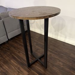 Bar-Height Round Table – Solid & Stylish