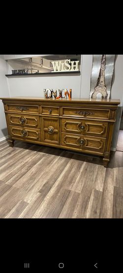 BEAUTIFUL SOLID WOOD LONG DRESSER