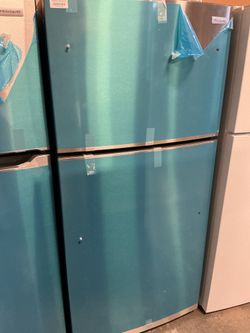 Frigidaire FFHT2022AS Top Freezer Refrigerator (Open-Box / Scratch & Dent)