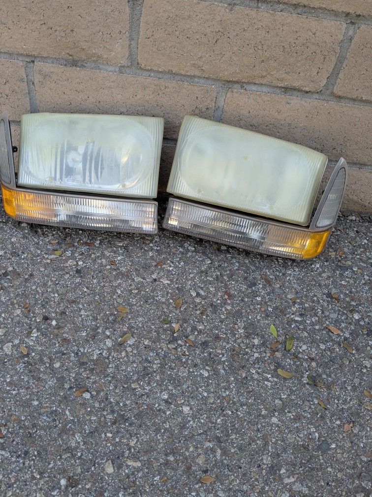 Headlight Assembly - Ford F-250 Pick Up