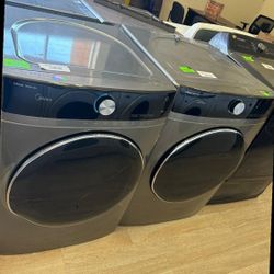 Midea 8-cu ft  WASHER DRYER