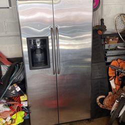 General Electric Refrigerator With Wster