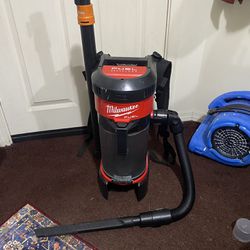 Milwaukee Backpack Vacuum With Small Battery 