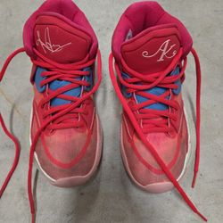 Nike Kyrie's Girls Size 3.5