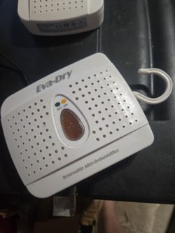 Renewable wireless mini dehumidifier