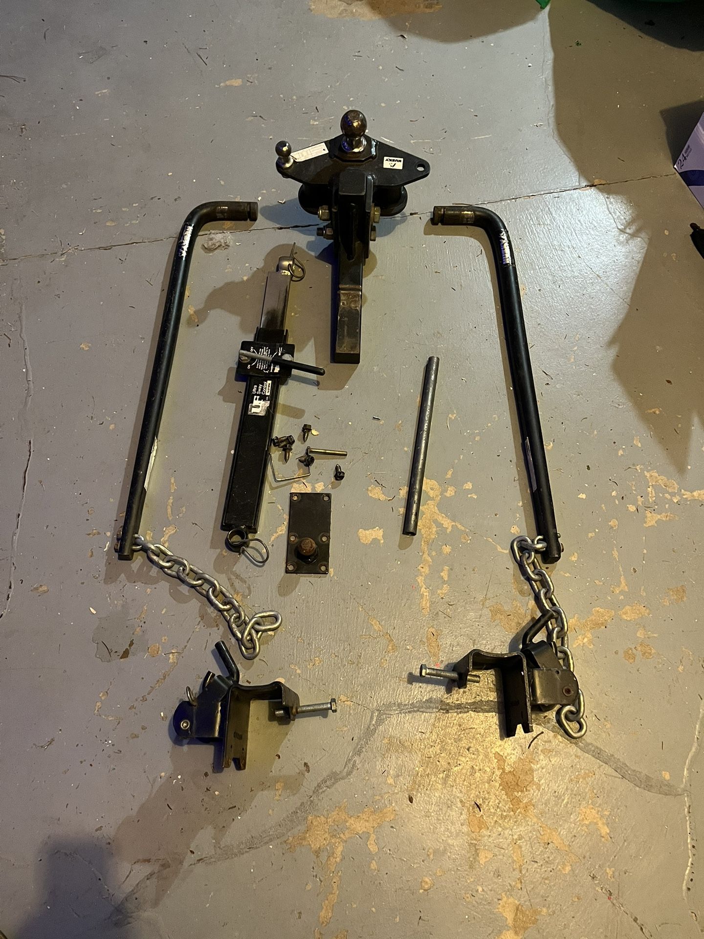 Husky round bar weight distribution hitch with sway control