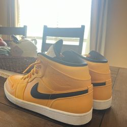 Jordan 1 Mid University Black & Gold