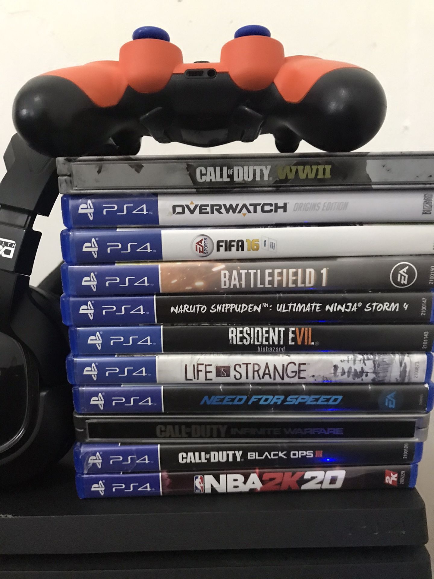Ps4 pro, 2 controllers, 11games, and headset